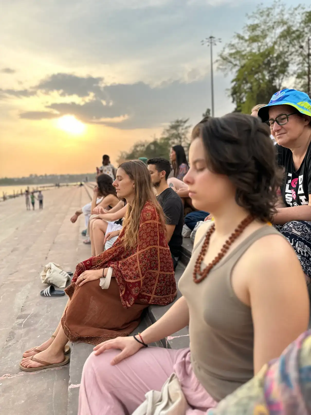 yoga-students-meditating-at-the-ghats-of-ganges